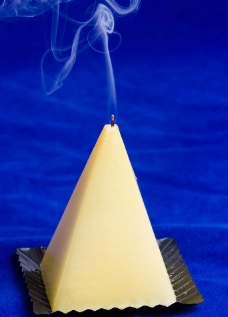 金字塔香烟迷绕图片