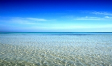 蓝天下的沙滩海天一色图片